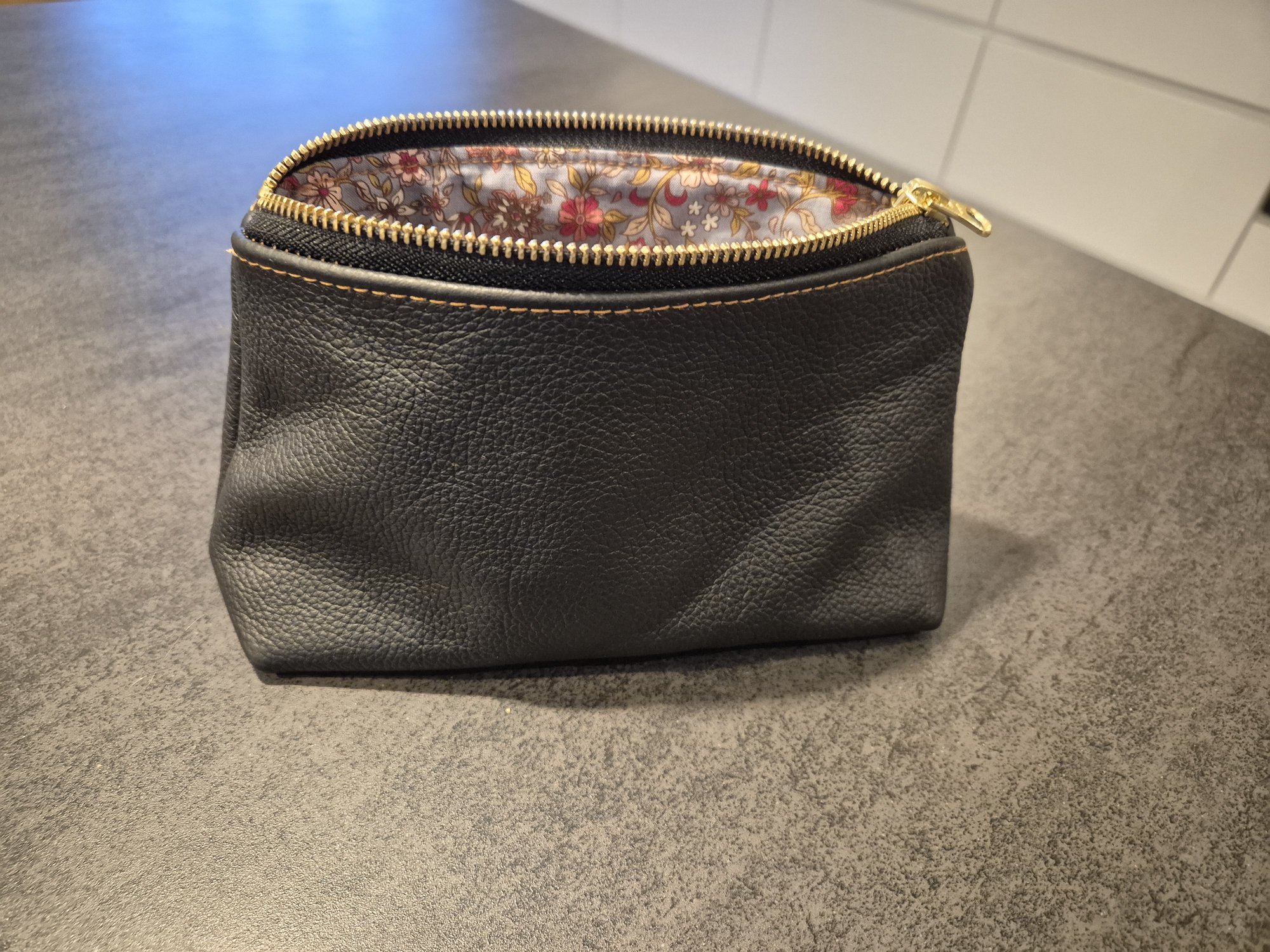 Makeup-pung i sort læder