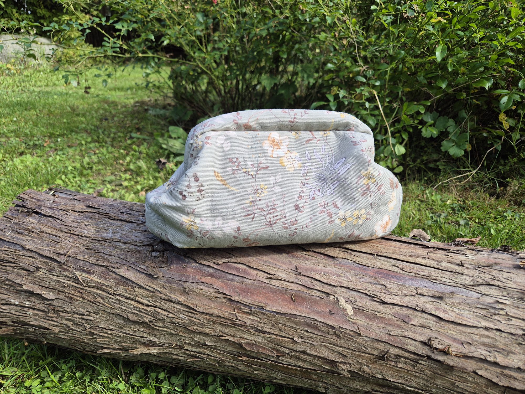 Clutch med små blomster