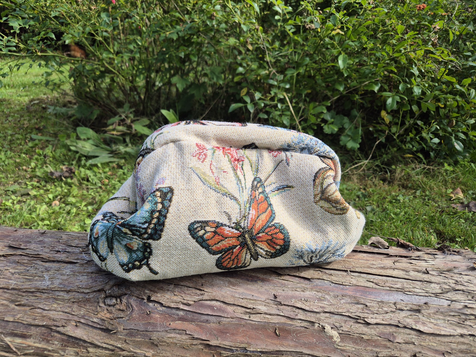 Clutch med sommerfugle