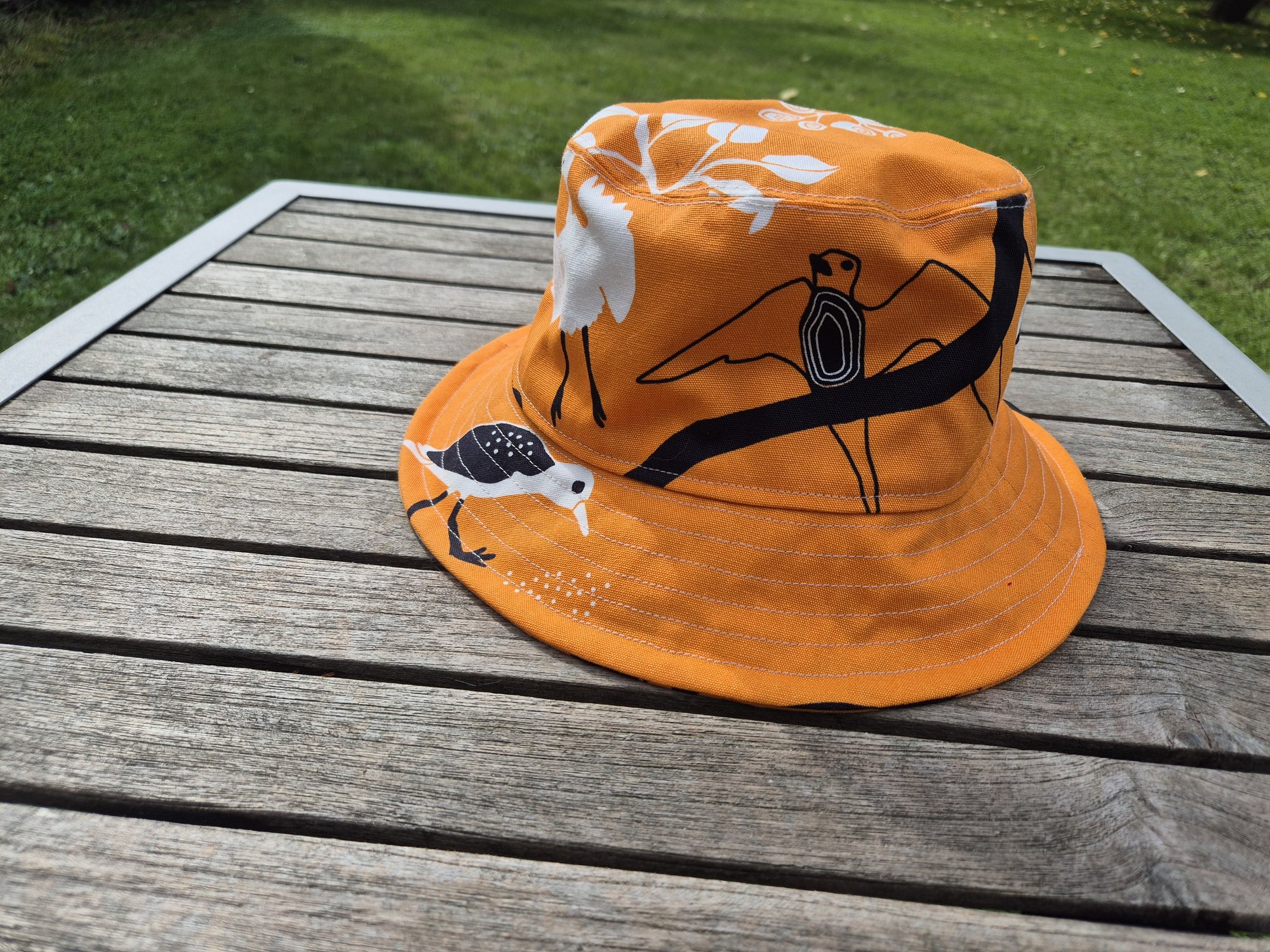 Bøllehat med fugle